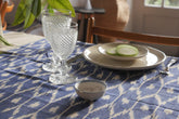 Élégant tissu en coton fabriqué à la main, teint avec des  couleurs naturelles et tissé selon la technique ikat dans le nord de l'Inde. Magnifique utilisé comme nappe de table ou comme couvre-lit. Indigo foncé, bleu/ noir.